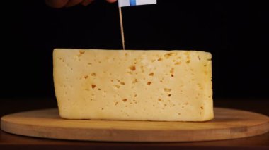 Erkekler küçük boy kürdan ve peynirin üzerine Fin bayrağı koyarlar..