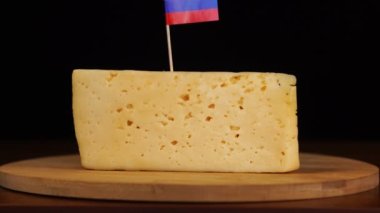 Erkekler küçük boy kürdan ve peynire Rus bayrağı takıyor..