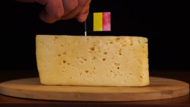 Erkekler küçük boy kürdan ve peynirin üzerine Belçika bayrağı koyuyorlar..