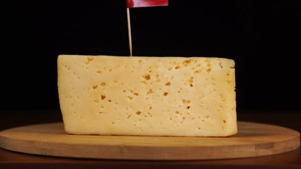 男人们在奶酪上涂上阿尔巴尼亚国旗的小牙签. — 图库视频影像
