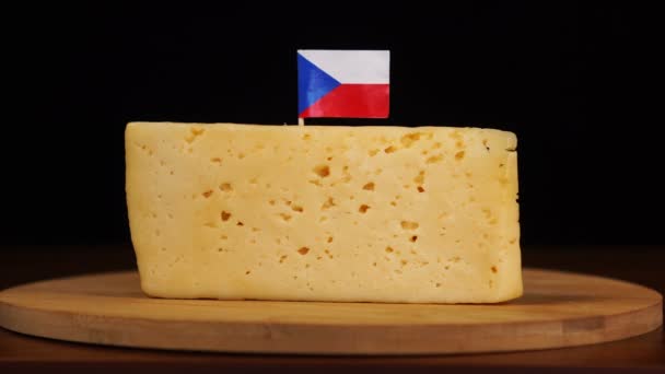 Mans mano mettere piccolo stuzzicadenti dimensioni con bandiera ceca sul formaggio. — Video Stock