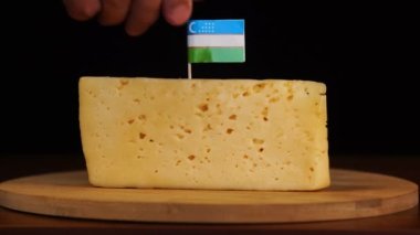 Erkekler küçük boy kürdan ve peynir üzerine Özbek bayrağı koydular.