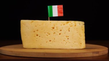 Erkekler küçük boy kürdan ve peynirin üzerine İrlanda bayrağı koyarlar..