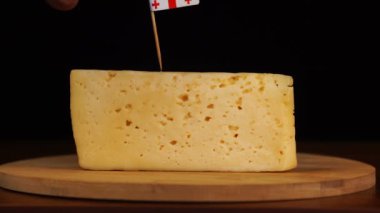 Erkekler küçük boy kürdan ve peynirin üzerine Gürcü bayrağı koyuyorlar..