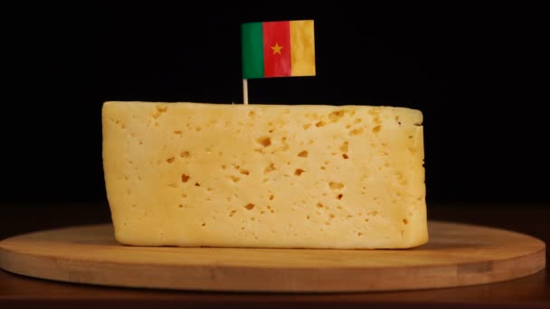 Mans ruční dát malé velikosti párátko s kamerunskou vlajkou na sýr. — Stock video