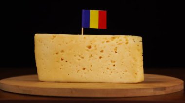 Romen bayrağı peynirin üzerine küçük boy kürdan konmuş.