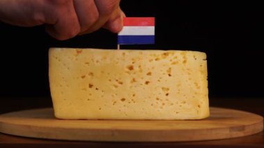 Erkekler küçük boy kürdan ve peynirin üzerine Hollanda bayrağı koyuyorlar..