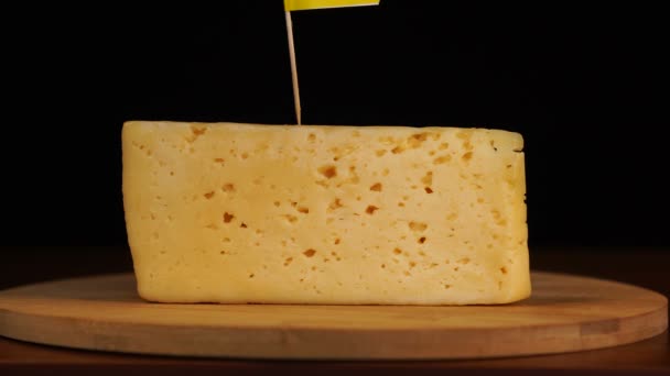 Mans main mis petit cure-dent de taille avec drapeau allemand sur le fromage. — Video