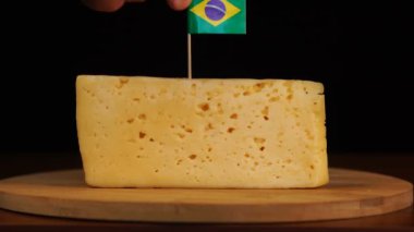 Erkekler küçük boy kürdan ve peynirin üzerine Brezilya bayrağı koyarlar..