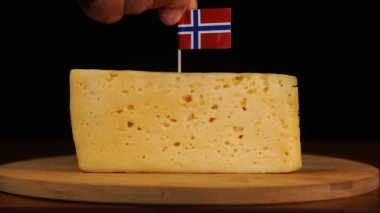 Erkekler küçük boy kürdan ve peynirin üzerine Norveç bayrağı koyarlar..