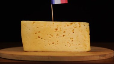 Erkekler küçük boy kürdan ve peynirin üzerine Fransız bayrağı koyuyorlar..