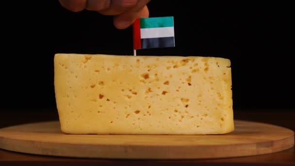 Μανς χέρι θέσει μικρό σε μέγεθος οδοντογλυφίδα με σημαία ΗΑΕ στο τυρί. — Αρχείο Βίντεο