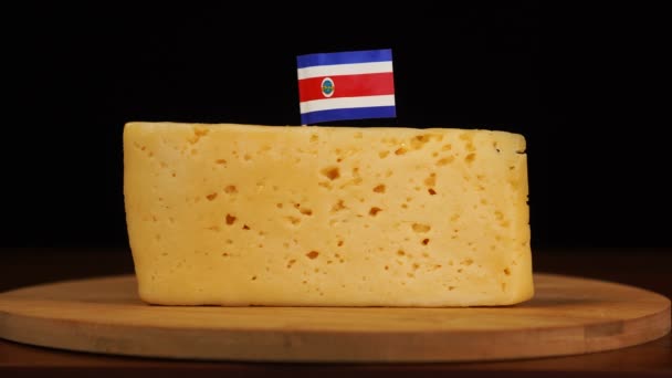 Mans ręka umieścić małe w rozmiarze wykałaczki z Costa Rican flag na ser. — Wideo stockowe