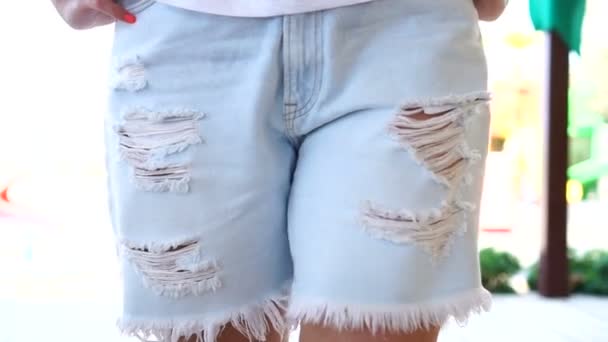 蓝色斜纹棉布短裤，女人穿破牛仔裤短裤 — 图库视频影像