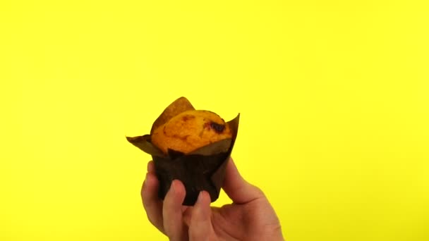 Cupcake à la vanille sur paume mâle sur fond jaune — Video