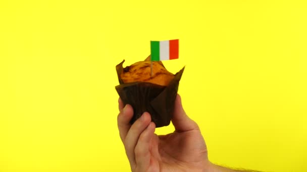 Cupcake with Irish flag on male palm against yellow background — Stock Video