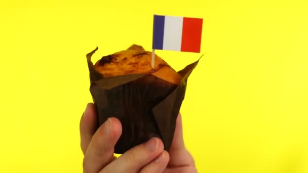Cupcake con bandera francesa sobre palma masculina sobre fondo amarillo — Vídeos de Stock