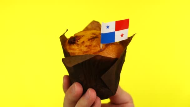 黄底男子手掌上有巴拿马国旗的蛋糕 — 图库视频影像