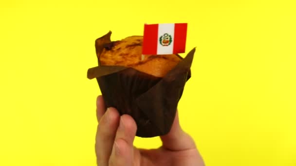 Dortík s peruánskou vlajkou na mužské dlani na žlutém pozadí — Stock video