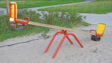 Çocuk kum üzerinde sallanmak.