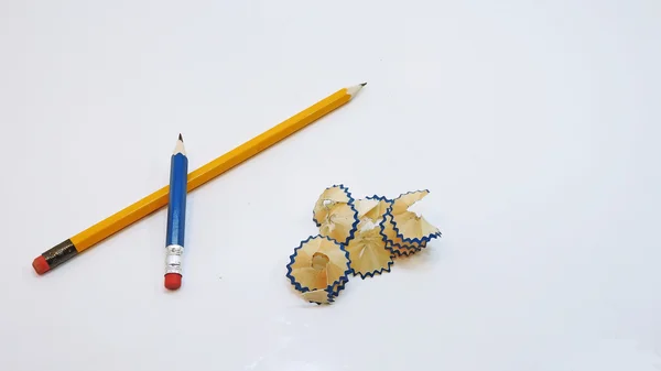 Kleiner schwarzer Bleistift mit Spänen — Stockfoto