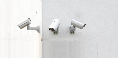Üç güvenlik kameraları