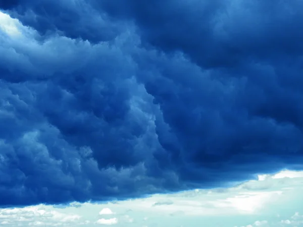 Massive dunkelblaue Wolken. — Stockfoto