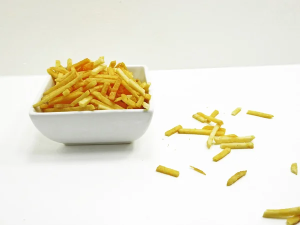 Batatas fritas em prato branco — Fotografia de Stock