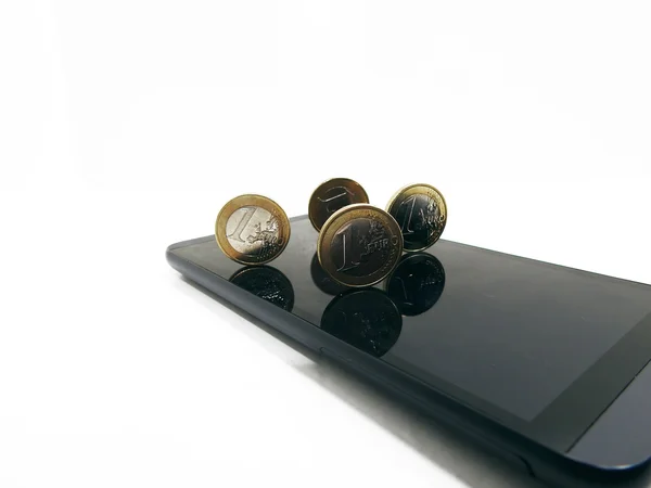 Smartphone rezygnować kilka monet — Zdjęcie stockowe