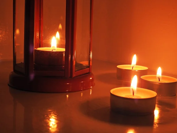 Velas em lustres transparentes — Fotografia de Stock