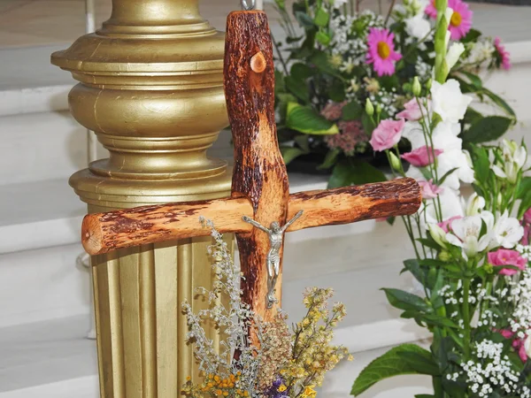 Croix avec une statue de Jésus . — Photo