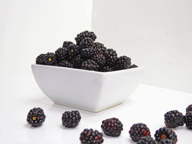 Böğürtlen beyaz plaka