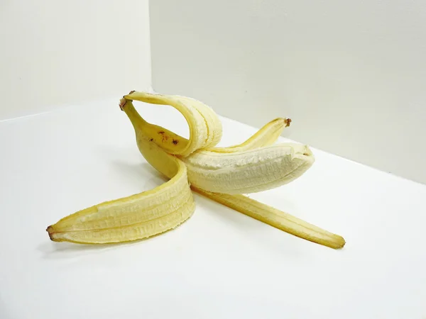 Bananen met peel — Stockfoto