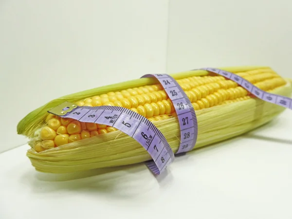 Verse gele maïs met centimeter — Stockfoto