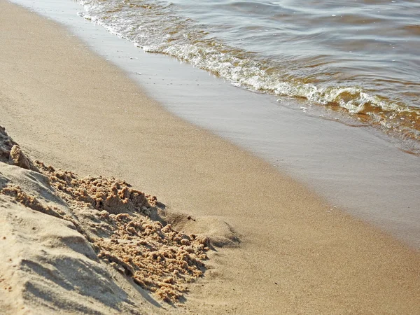 Vague douce d'océan bleu sur la plage de sable. — Photo