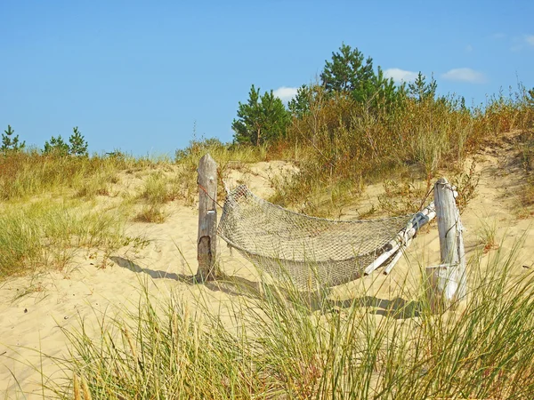 Rede em uma colina de areia — Fotografia de Stock