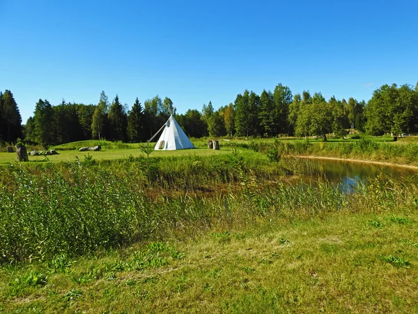 Vita wigwam på grönt fält. — Stockfoto