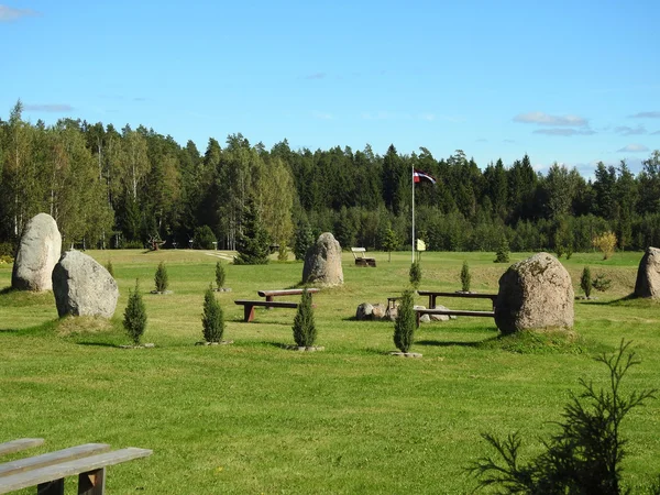 Łotewski stonehenge, w pobliżu lasu. — Zdjęcie stockowe