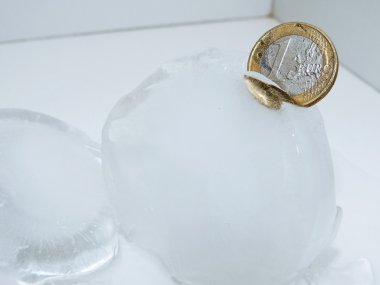Önbellek euro coins buz.