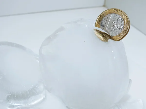 Cache pièces en euros dans la glace . — Photo