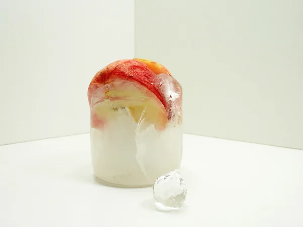 Gefroren in Eis roter Apfel — Stockfoto