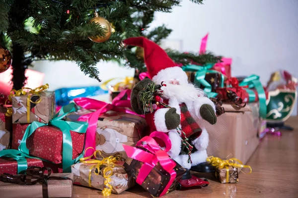 Cadeaux Par Terre Sous Sapin Noël — Photo