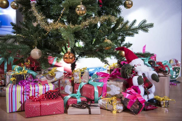 Δώρα Στο Πάτωμα Κάτω Από Χριστουγεννιάτικο Δέντρο — Φωτογραφία Αρχείου