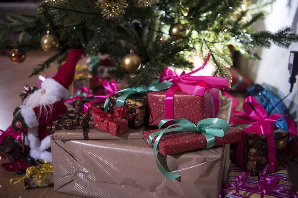 Δώρα Στο Πάτωμα Κάτω Από Χριστουγεννιάτικο Δέντρο — Φωτογραφία Αρχείου