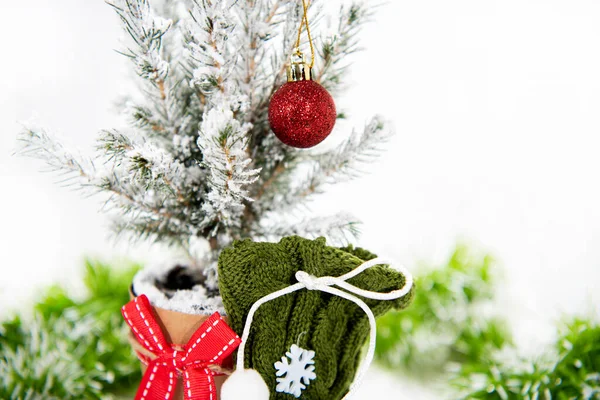 Украшение Елки Счастливого Рождества Маленькое Дерево Белом Фоне — стоковое фото
