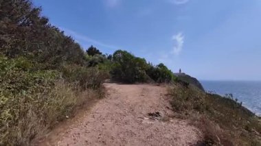 Portekiz kıyı yürüyüşü POV Cabo da Roca manzaralı açık hava seyahati video doğa macera manzarası