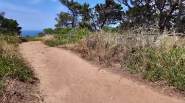 Kıyı yürüyüşü yolu Cabo da Roca Portekiz açık deniz manzarası turizm görüntüleri