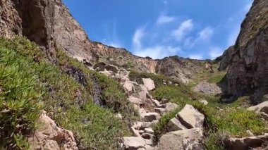 Manzaralı sahil yürüyüşü Portekiz Cabo da Roca açıkhava seyahati video doğa macera okyanus manzarası