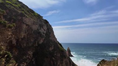 Manzaralı macera seyahati Portekiz Cabo da Roca doğa okyanus kıyılarında doğa turizmi.