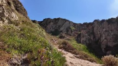 Manzaralı sahil yürüyüşü POV Cabo da Roca Portekiz seferi video okyanus dalgaları doğa manzarası turizmi
